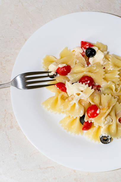 pasta nastri, olive e pomodori ciliegini - healthy eating green studio shot vertical foto e immagini stock