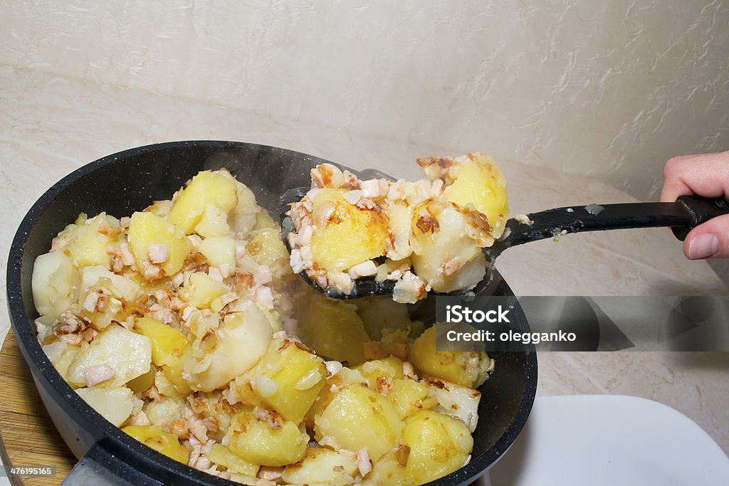 Картофель с ломтиков жареной свининой - Стоковые фото Белый роялти-фри