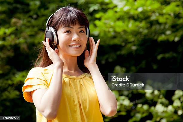 Photo libre de droit de Femme Écoutant De La Musique Chinoise Dans Le Parc banque d'images et plus d'images libres de droit de 20-24 ans