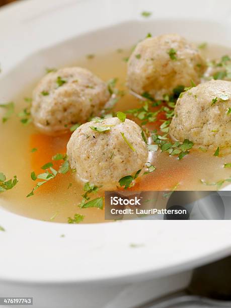 Matzah Sopa De Bola Foto de stock y más banco de imágenes de Sopa de bola de matzo - Sopa de bola de matzo, Alimento, Cashrut