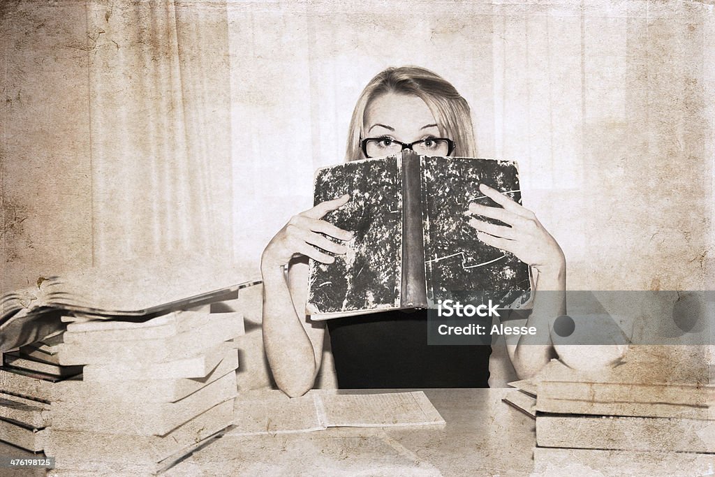 Mädchen in der Bibliothek - Lizenzfrei Akademisches Lernen Stock-Foto