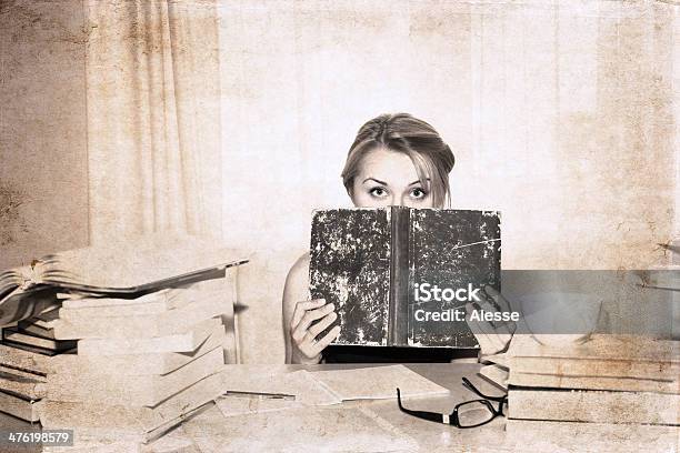 Foto de Menina Preparação Para Exames De e mais fotos de stock de Adolescente - Adolescente, Adulto, Antigo