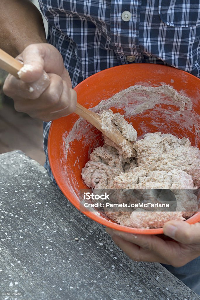 Uomo in una ciotola di miscelazione Impasto per il pane - Foto stock royalty-free di Abilità