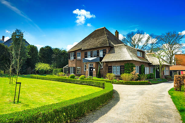 wunderschöne holländische-szene mit einem alten traditional house - clear sky village landscape landscaped stock-fotos und bilder