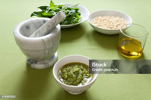 Closeup Di Vista Organico Pesto Italiano - Fotografie stock e altre immagini di Alimentazione sana - Alimentazione sana, Basilico, Cibo