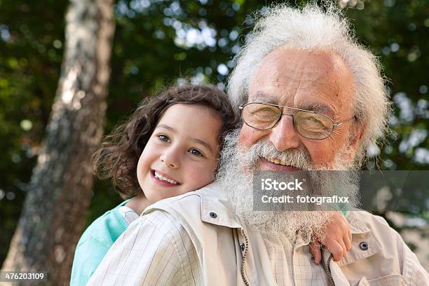 Rapariga Engraçada Agarrar Barbudo Avô - Fotografias de stock e mais imagens de 4-5 Anos - 4-5 Anos, 70 anos, Abraçar