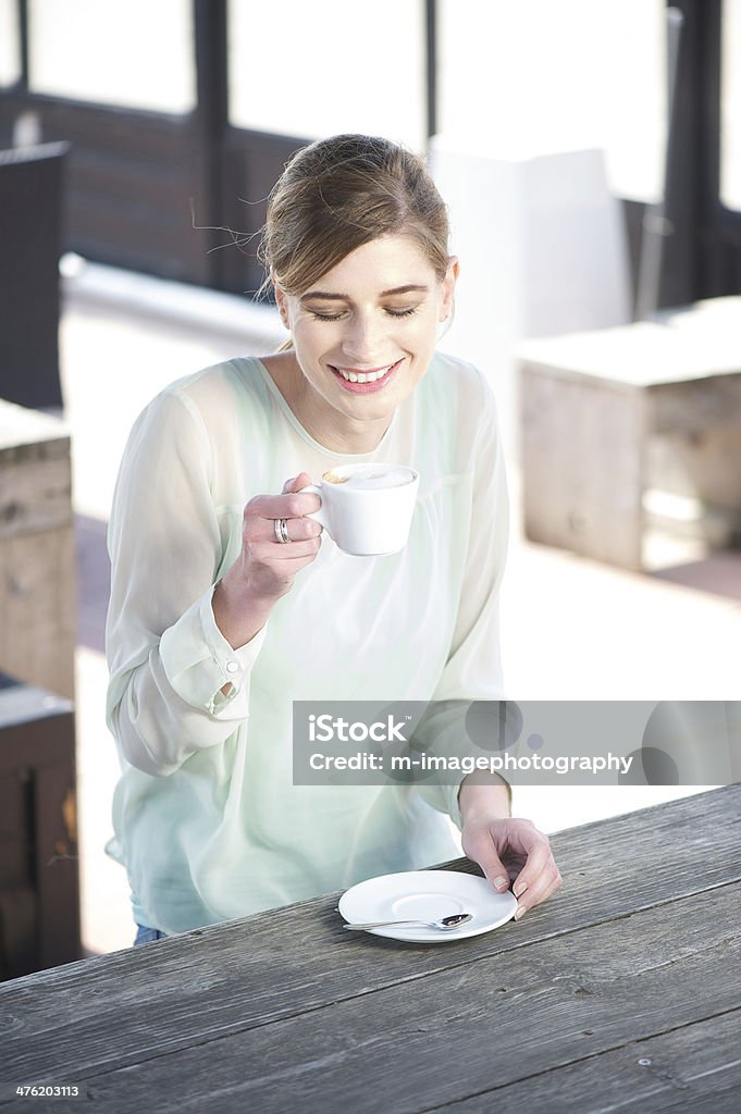 Sorridente Jovem mulher desfrutar de uma Xícara de café ao ar livre - Royalty-free 25-29 Anos Foto de stock