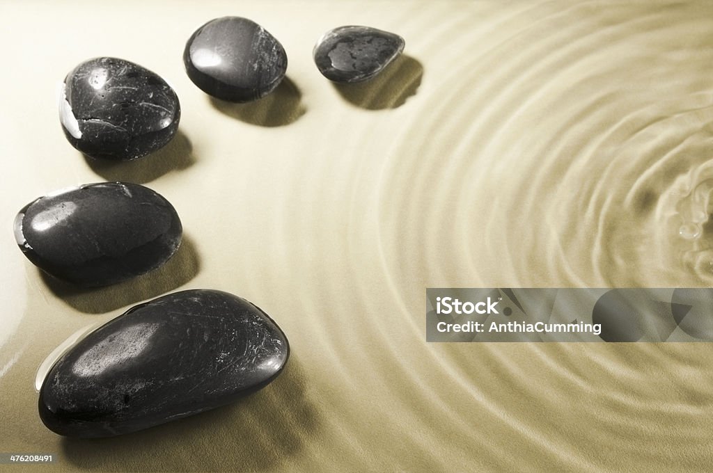 Curve von schwarzen Kieselsteinen in Wellenförmig Wasser - Lizenzfrei Abstrakt Stock-Foto