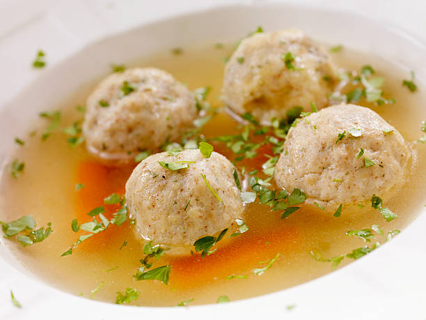 matzah ボールのスープ - matzo soup passover judaism ストックフォトと画像