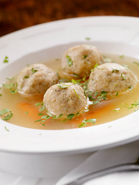 matzah суп - matzo ball soup food studio shot vertical стоковые фото и изображения