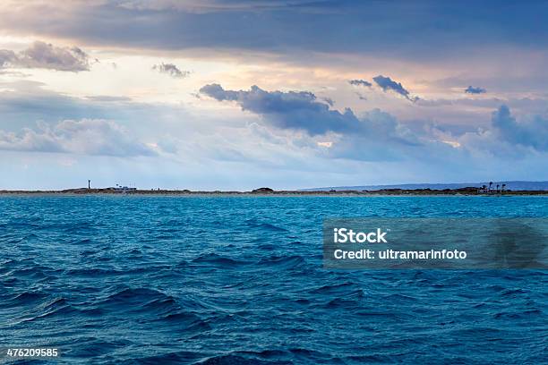 Spiaggia - Fotografie stock e altre immagini di Ambientazione esterna - Ambientazione esterna, Blu, Cielo