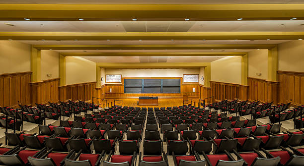 sala de aula de universidade - lecture hall auditorium university empty imagens e fotografias de stock