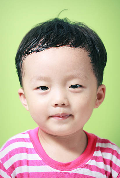 ładny asian chłopiec - cross eyed child blackboard fun zdjęcia i obrazy z banku zdjęć