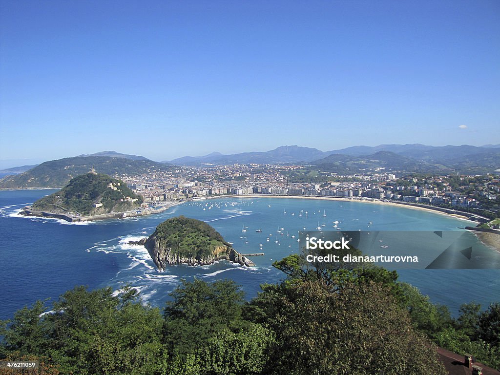Vista para o porto de San Sebastian - Foto de stock de Ajardinado royalty-free