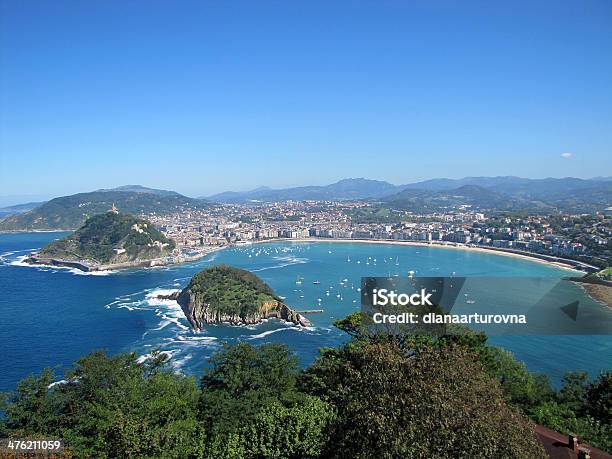 Foto de Vista Para O Porto De San Sebastian e mais fotos de stock de Ajardinado - Ajardinado, Azul, Barco a Vela