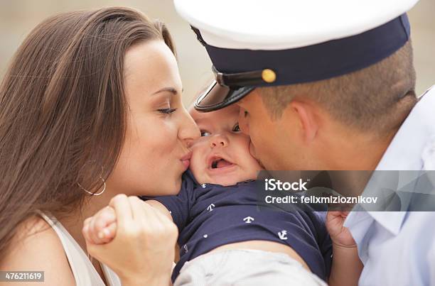 Foto de Pais Beijando Bebê e mais fotos de stock de Tropas - Tropas, Bebê, Criança