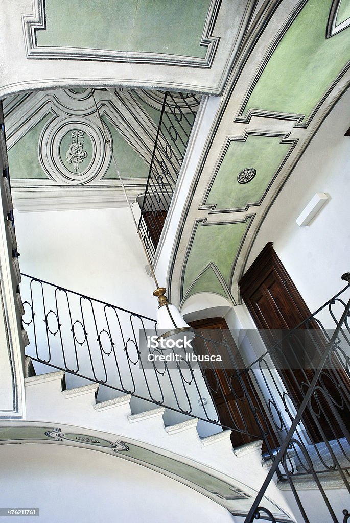 Elegante edificio italiana bajo techo - Foto de stock de A la moda libre de derechos