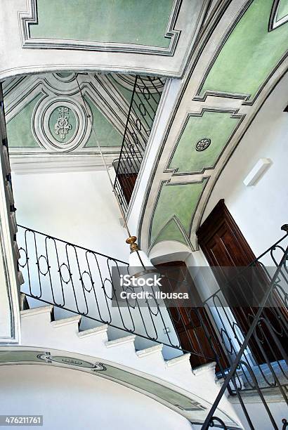 Elegante Edificio Italiana Bajo Techo Foto de stock y más banco de imágenes de A la moda - A la moda, Alta Sociedad, Arquitectura