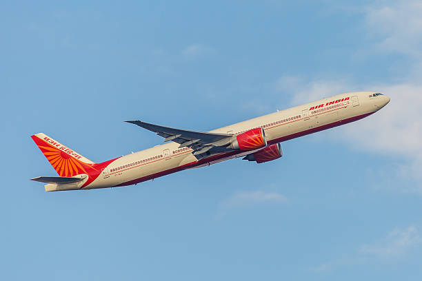 um boeing 777 ar índia leva para fora do aeroporto jfk - airplane airbus boeing air vehicle imagens e fotografias de stock