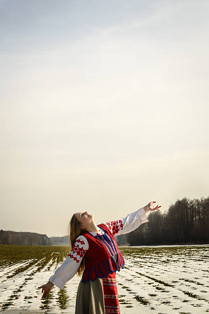 Giovane donna in abito nazionale slave bielorusso originale all'aria aperta - foto stock