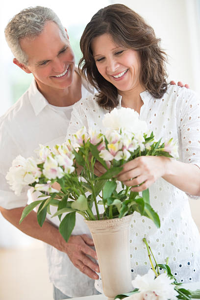 istock Couple Arranging Flowers In Vase 476217645