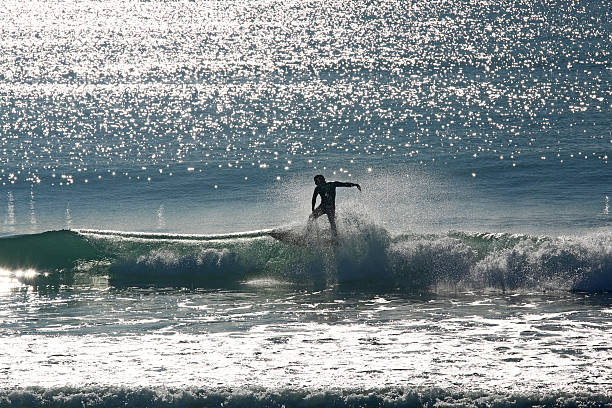 surfer reiten die wellen - surfing surf wave extreme sports stock-fotos und bilder