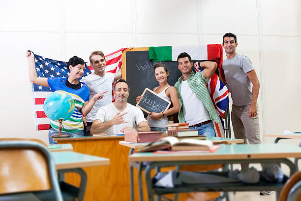 grupa uczniów świętowanie ostatni dzień szkoły - adolescence flag university people zdjęcia i obrazy z banku zdjęć