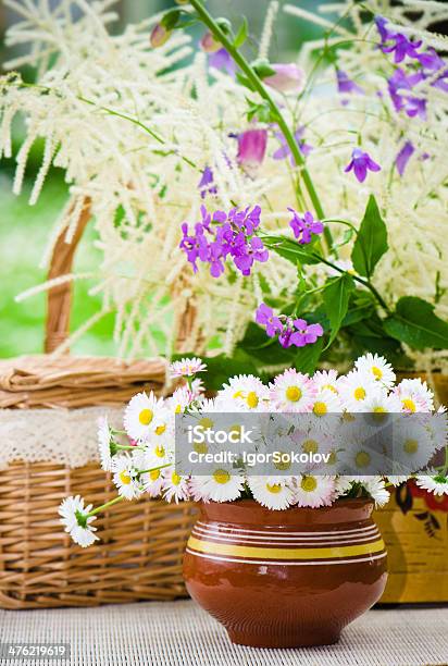 Bouquet Di Fiori Selvatici In Un Vaso Sul Tavolo - Fotografie stock e altre immagini di Ambientazione esterna - Ambientazione esterna, Bianco, Botanica