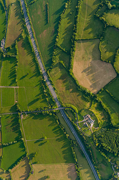 highway fatiando através de paisagem rural idílico campos fazendas vista aérea - welsh culture wales field hedge - fotografias e filmes do acervo