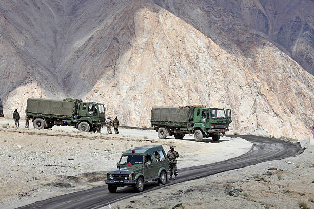 indian army konwój z ciężarówki - mountain himalayas india mountain range zdjęcia i obrazy z banku zdjęć