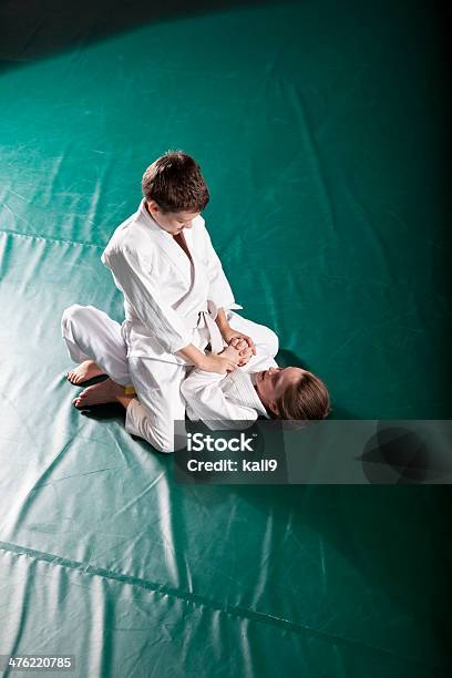 Niños Practicar Jiu Jitsu De Montaje Foto de stock y más banco de imágenes de Jujitsu - Jujitsu, Niño, 6-7 años