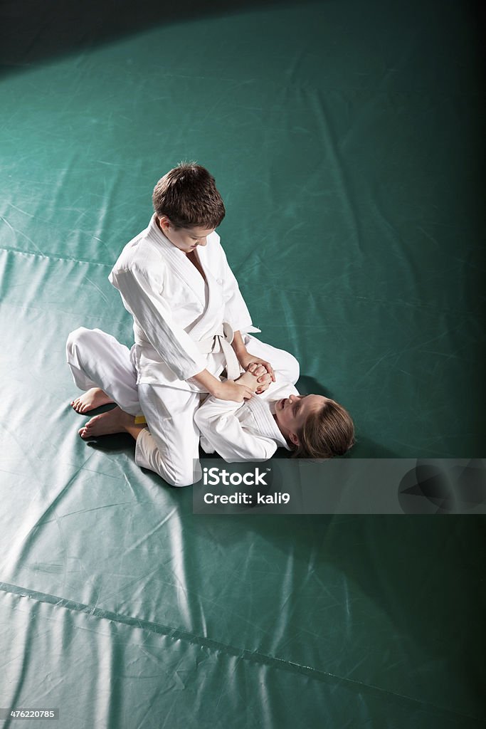 Bambini praticare Jiu Jitsu brasiliano-montaggio - Foto stock royalty-free di Bambino