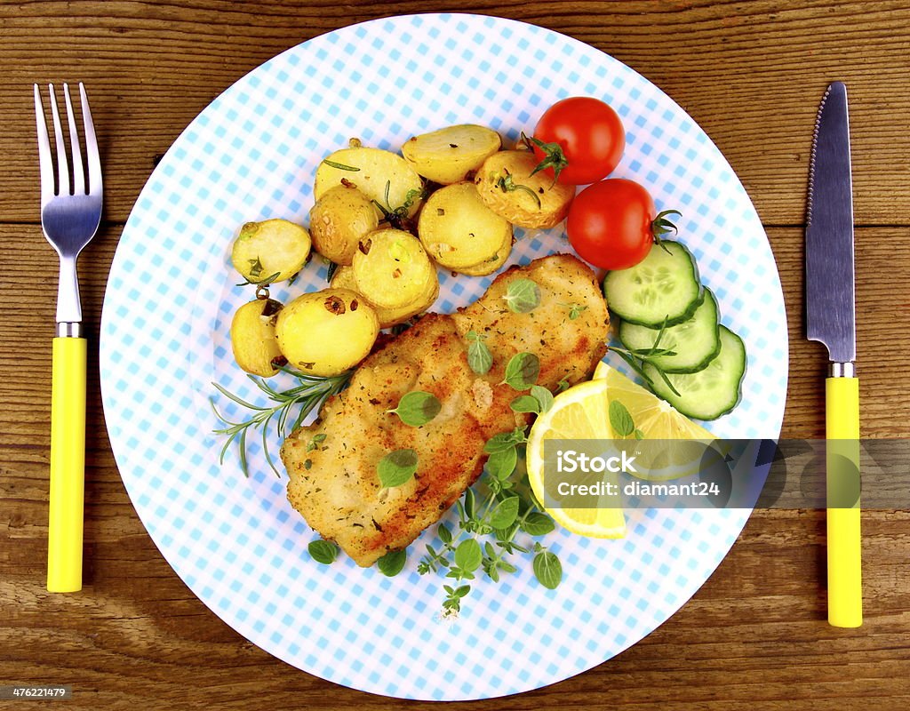Filé de peixe frito com batatas com alecrim e legumes - Foto de stock de Alecrim royalty-free