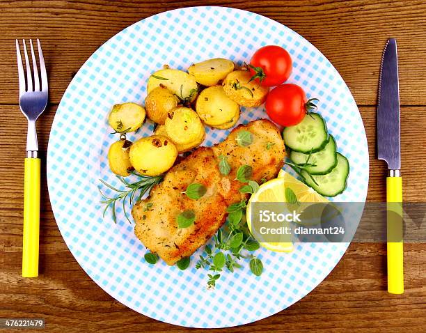 Foto de Filé De Peixe Frito Com Batatas Com Alecrim E Legumes e mais fotos de stock de Alecrim