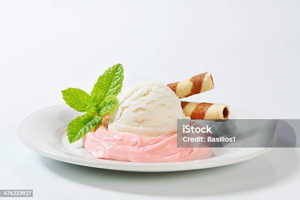 Мороженое Десерт — стоковые фотографии и другие картинки Белый - Белый, Ванильное мороженое, Гладкая поверхность