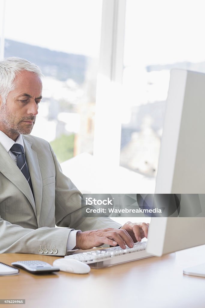 Бизнесмен работает на своем компьютере - Стоковые фото Бизнес роялти-фри