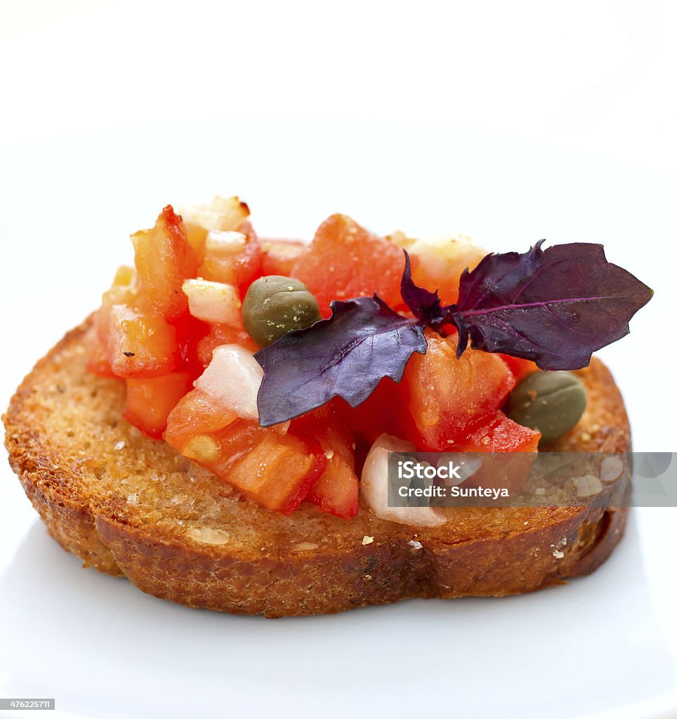 Bruschetta de tomate e manjericão - Foto de stock de Alho royalty-free