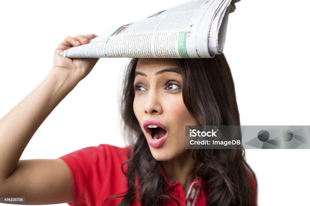 Zszokowana kobieta Patrząc z Trzymając gazetę - Zbiór zdjęć royalty-free (Białe tło)