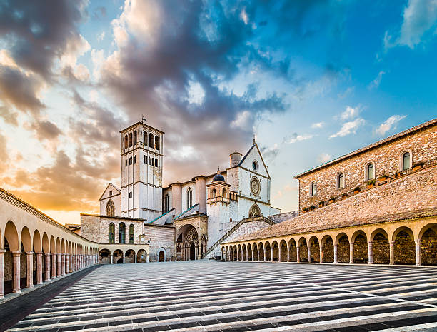 basilica of st. francis of assisi bei sonnenuntergang, umbrien, italien - franciscan stock-fotos und bilder