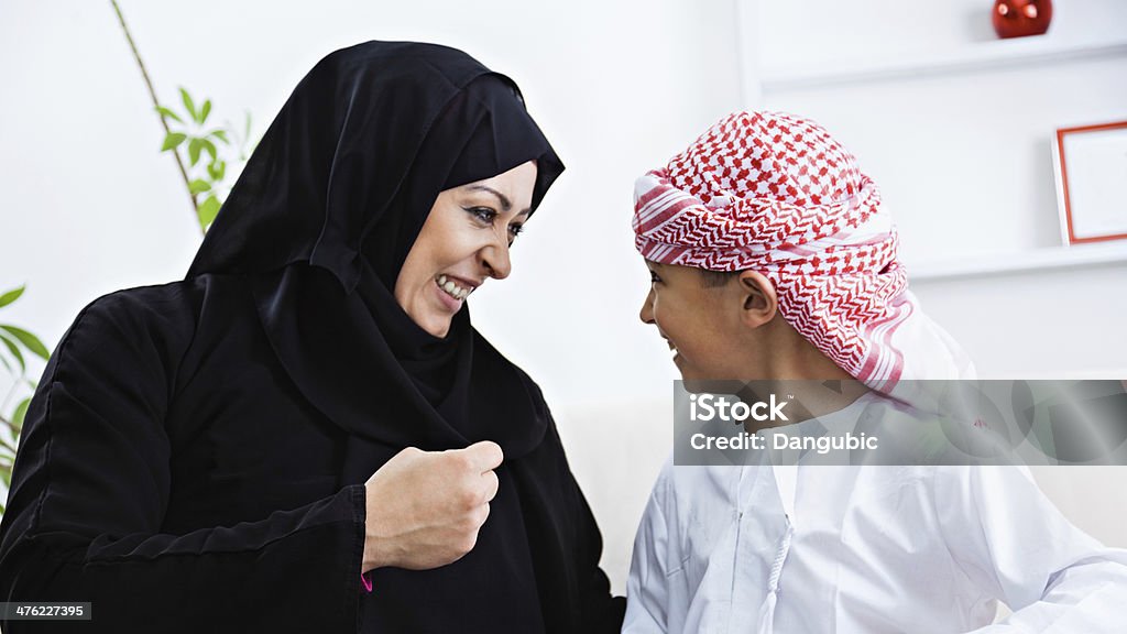 Felice arabo/a figlio/a a casa con la madre - Foto stock royalty-free di Arabia