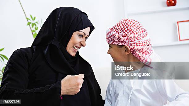 Felice Araboa Figlioa A Casa Con La Madre - Fotografie stock e altre immagini di Arabia - Arabia, Bambino, Educazione