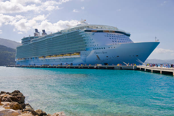 royal caribbean, oasis of the seas cruise schiff. - bay large nautical vessel blue stock-fotos und bilder