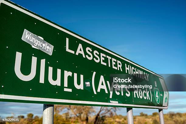 Foto de Lasseter Estrada Para Sinal De Uluru e mais fotos de stock de Uluru - Uluru, Austrália, Placa de estrada