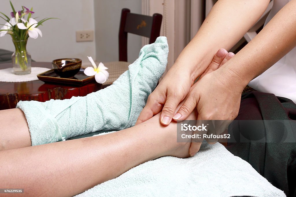 Lady masseur dar uma Massagem da perna do doente - Royalty-free Adulto Foto de stock