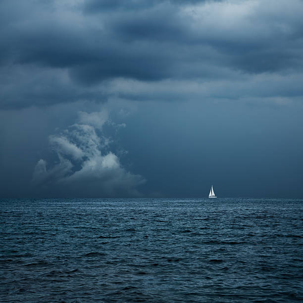 boot segeln in der mitte der sturmklappe formation - ship storm passenger ship sea stock-fotos und bilder