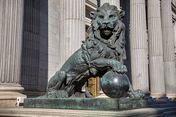 leone di bronzo del congreso de los diputados. parlamento spagnolo - column corinthian madrid europe foto e immagini stock