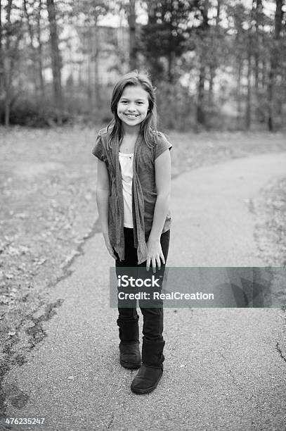 Linda Chica Español De Pie Al Aire Libre En Otoño Foto de stock y más banco de imágenes de Aire libre - Aire libre, Blanco y negro, De ascendencia europea