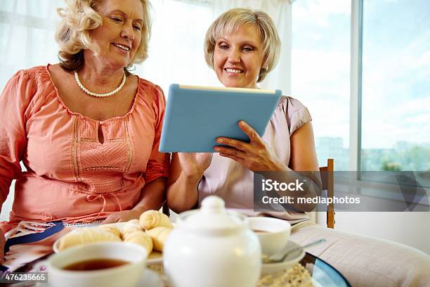 Senior Donna Con Tablet - Fotografie stock e altre immagini di 45-49 anni - 45-49 anni, Abbigliamento casual, Acquisti a domicilio