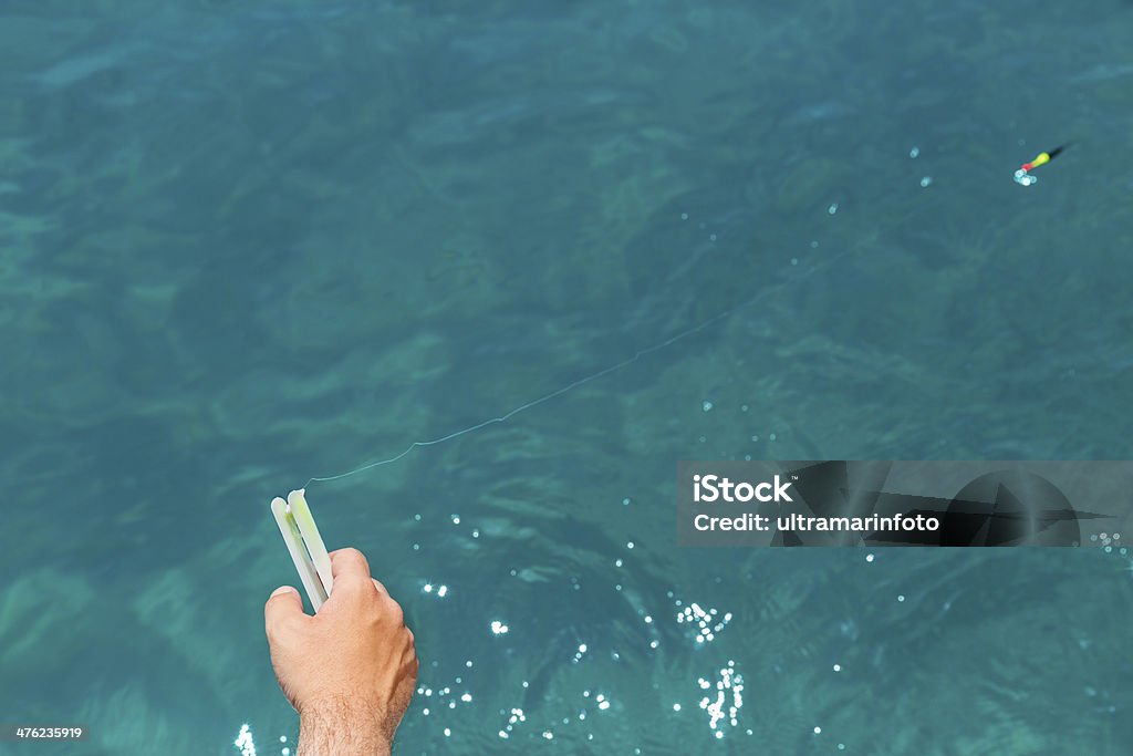 Pesca en el hermoso mar azul - Foto de stock de Actividades recreativas libre de derechos