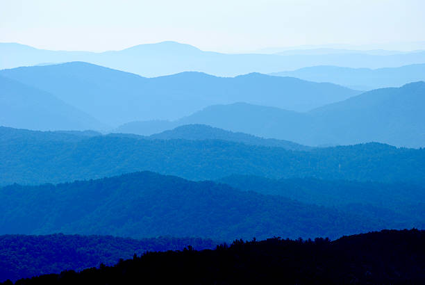 estrada blue ridge cordilheira vibrante camadas - blue ridge mountains imagens e fotografias de stock